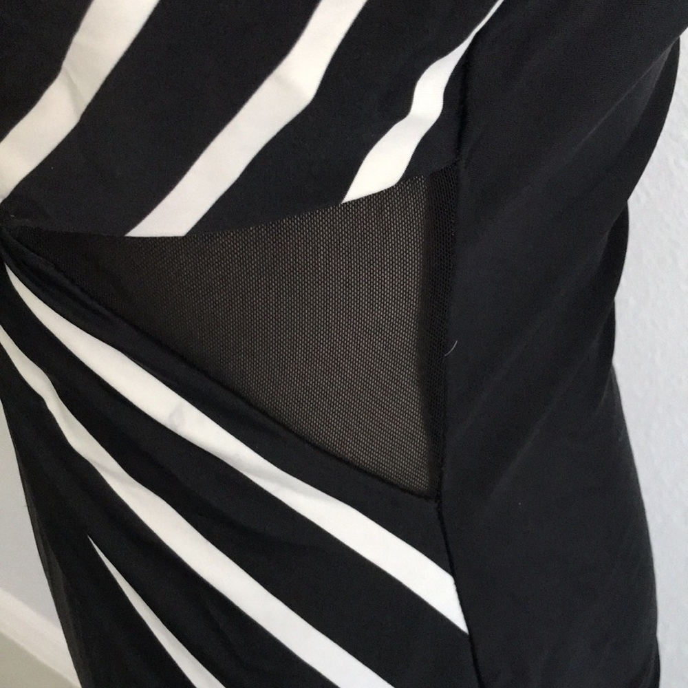 WOMEN X Front Stripes Pattern One Piece Swimsuit | M - Picture 7 of 13